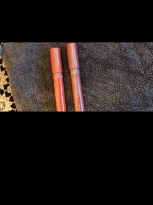 Isadora Twist-Up läppstift duo - Två stycken Isadora Twist-Up läppstift i pennform, en i varm nude och en i brunrosa nyans. Smidiga att applicera tack vare den smala formen och praktiska plastförpackningen. Perfekta för dig som gillar naturliga och mjuka färger på läpparna.