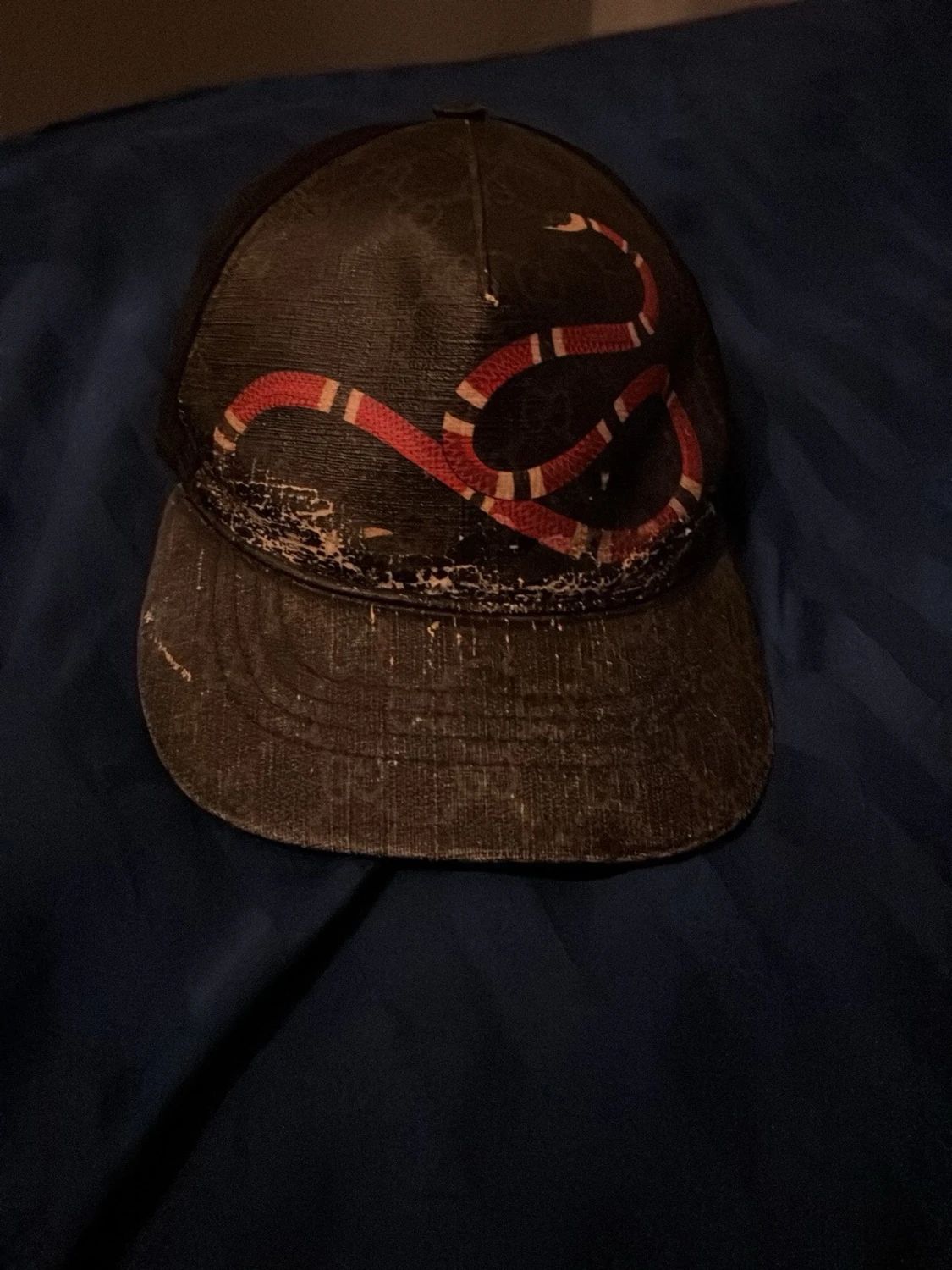 Svart keps med ormtryck från Gucci