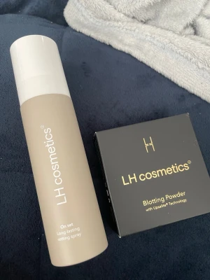 LH cosmetics setting spray & blotting powder - Säljer ett kit från LH cosmetics med On set Long-lasting setting spray i beige flaska och Blotting Powder i svart ask. Perfekt för att fixera sminket och matta ner huden. Båda produkterna är veganska och innehåller innovativa ingredienser för återfuktning och matt effekt.