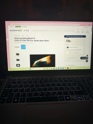 Samsung Galaxy Book4 i3 15.6" silver - Snygg och tunn bärbar dator från Samsung i silver med 15,6-tums IPS-skärm, Intel Core i3-1315U, 8 GB RAM och 256 GB SSD. Perfekt för studier, surf och streaming. Stilren design i metall och bakgrundsbelyst tangentbord.