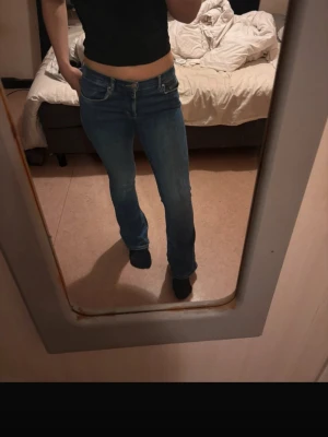 Bikbok bootcut jeans med låg midja  - Mycket fina och sköna jeans från Bikbok! Storlek S/31 passar mig som är 168cm lång