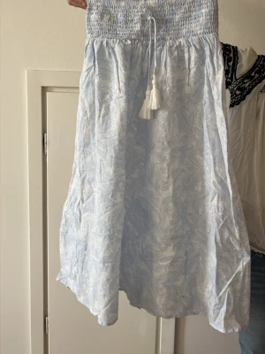 Ljusblå kortkjol med knytband - Ljusblå långkjol från Gina Tricot, den är storlek 134-140. Köpte förra sommaren men använde bara typ tre gånger. 