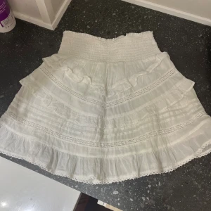 Vit Neo Noir kjol - Supersöt vit kjol från Neo Noir med volanger och spetsdetaljer. Endast använd 1-2 ggr. 