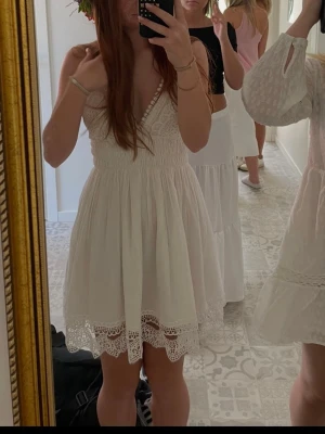 Vit spetsklänning. Student klänning. - Super fin spets klänning perfekt till studenten/skolavslutning eller midsommar💙💗. Super bra skick använde på skolavslutning i 9 an.  Passar XS/S