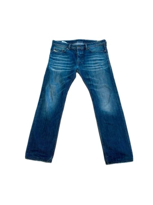 Diesel jeans (Safado)  - Diesel jeans i modellen Safado. Storlek W33 L32. Inga defekter eller liknande. Bara att skriva vid frågor eller funderingar. Vid köp av fler plagg kan vi fixa bra rabatt