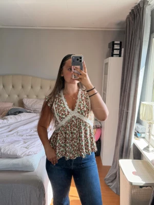 Blommig blus med spetsdetaljer - Supersöt blommig blus från Dobber med v-ringning och spetsdetaljer❤️☀️🌸