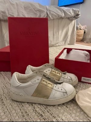 Valentino sneakers med gulddetalj - I storlek 37! Låda, kvitto, dustbag, nya skosnören finns!
