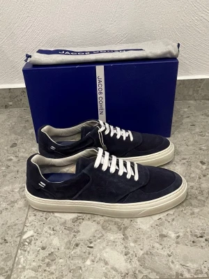Helt Nya Jacob Cohën Sneakers  - HELT NYA Jacob Cohën Sneakers || Storlek 44,5 || Box och Dustbag medföljer vid köp || Tveka inte på att höra av dig vid frågor eller funderingar 