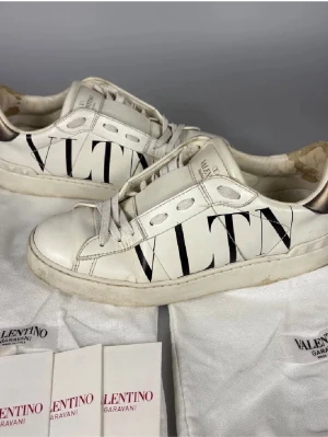 Valentino open - Väldigt snygga valentino open! Storlek 38. Original Dustbags och kort + kuvert medföljer. Hör av er vid frågor!