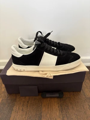 Valentino flycrew - Säljer dessa Valentino Flycrew i toppen skick|| storlek 44|| allt og|| alla nitar kvar|| pris 4299kr! Perfekt inför sommaren!