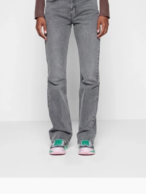 Grå flared jeans  - Snygga grå jeans från Gina Tricot i modell flared Jeans. Jeansen har rak passform med utsvängda ben och normal midja. Säljer då dem tyvärr är för små för mig🥰😌