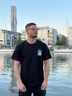 Svart Casablanca t-shirt med tryck - Svart t-shirt från Casablanca med färgglatt tryck på bröstet och stort motiv på ryggen. Klassisk passform med rund hals och korta ärmar. Perfekt för dig som vill sticka ut med en snygg och trendig look.