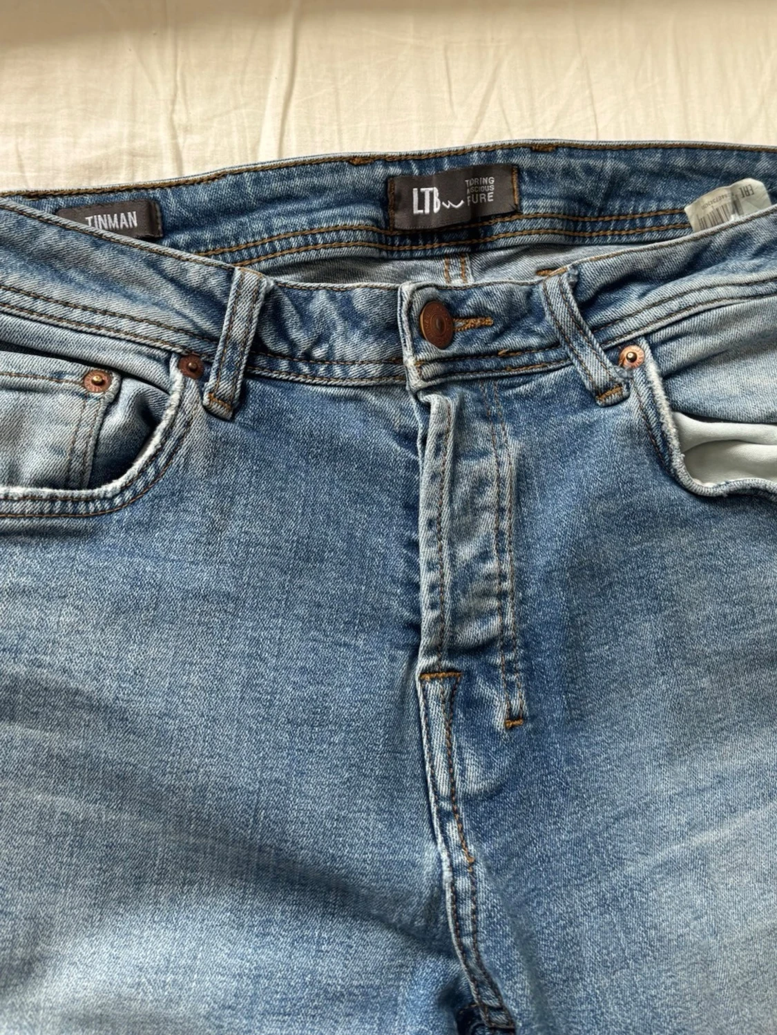 Blå bootcut jeans med slitningar - 2