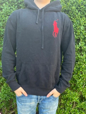 Ralph Lauren - Svart hoodie med stor röd Polo Ralph Lauren-logga på .