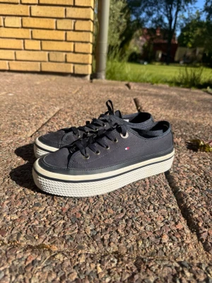 Mörk blå sneakers Tommy Hilfiger - Snygga mörk blå sneakers från Tommy Hilfiger.