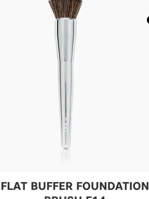 FLAT BUFFER FOUNDATION BRUSH F14 - Snygg foundationborste från CAIA i modellen F14. Oöppnad och säljs pågrund av att jag har dubbletter. Ny pris 225.