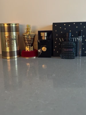 Parfym kollektion - Säljer en parfym kollektion för bra pris. Kollektionen innehåller 3 parfymer, Jean Paul Gultier elixir 75 ml (ca 60ml kvar), Versace Dylan blue 50ml (ca 37ml kvar) och valentino born in Roma 50 ml + 10 ml (helt ny). Det går även att köpa parfymerna separat, fråga om det är intressant.