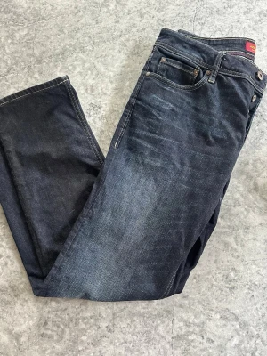 Jack & Jones Jeans - Regular fit/Clark W33/L32 Midjemått (cm) 90 , Innerbenslängd (cm) 80 Knappt använda!