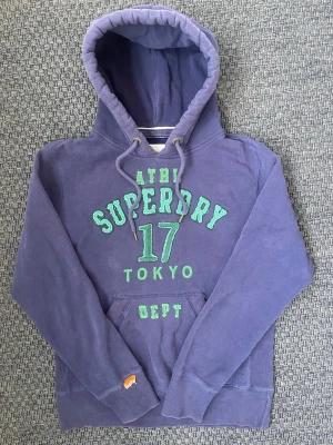 Mörkblå Vintage 2000s Superdry hooodie (Sällsynt!) - Säljer nu denna sjukt snygga Vintage 2000s SuperDry hoodie! Passar till allt och har en perfekt passform. Säljs ej längre i butik och är därav mycket eftertraktad😊 passar L perfekt ! Skriv vid funderingar 🤝
