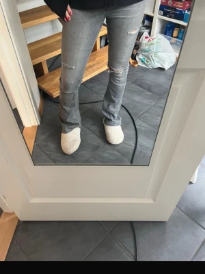 Gråa jeans  - Snygga bootcut jeans med hål