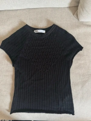 Virkad t-shirt - Strl s från Zara