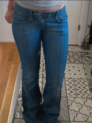 Levis Lågmidjade bootcut jeans - Strl 28🫶 säljer då dem är lite små för mig jag är 166cm och de är långa i benen för mig🫶 Midjemått rakt över: 35cm innerbenet: 83cm🫶