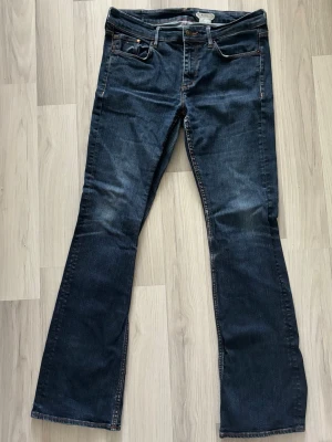 Mörkblå bootcut jeans  - Mörkblå bootcut jeans från hm. Skulle säga att de är mer mid to low waist. Äldre modell från H&M, troligen köpta någon gång runt mitten/slutet av 00-talet. Storlek W29 L32. Pris kan diskuteras