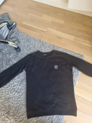 Palm Angels sweatshirt - Svart palm angels sweatshirt i gott skick, storlek S.