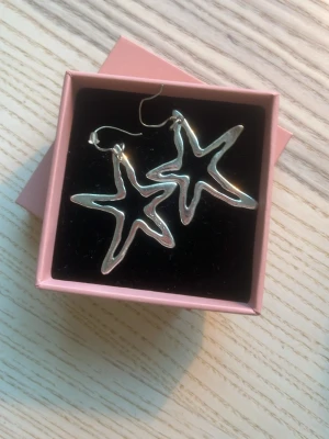 Stjärn örhängen - Säljer ett par jättefina örhängen i form av stjärnor ⭐️ Vet ej va de är ifrån , köpte de secondhand. Jättefina i sommar🥹😌