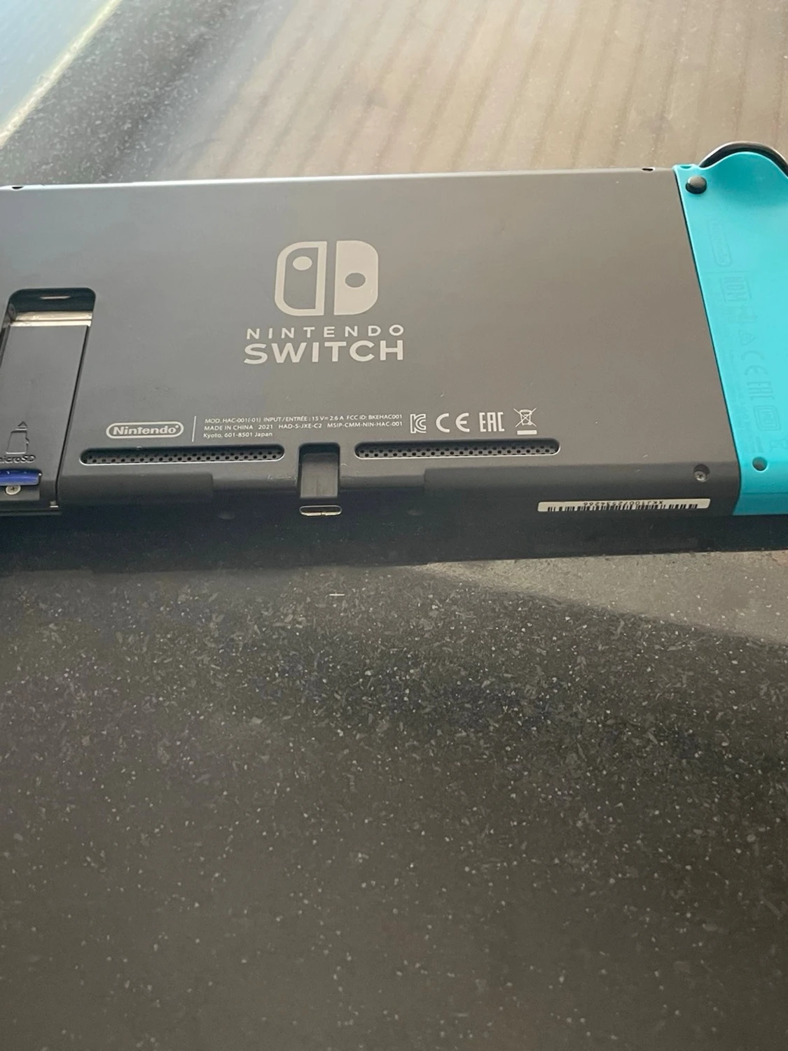 Nintendo Switch med blå och gul Joy-Con - 1