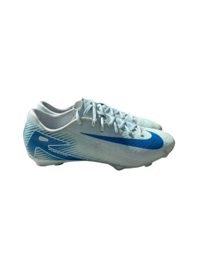 Nike Mercurial vita/blå fotbollsskor - Snygga Nike Mercurial fotbollsskor i vitt med blå detaljer och klassisk Swoosh-logga. Skorna har låg profil, snörning och är tillverkade i syntetmaterial för lätt vikt och bra bollkontroll. Perfekta för dig som vill ha snabbhet och stil på planen. Liten skada på bild 7