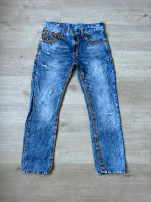 Blåa Rare True Religion USA Jeans Storlek W32 - Mycket fina unika True Religion Jeans i blå färg. Jeansen är i mycket bra skick och sparsamt använda. |  Äkta som allt annat jag säljer! ✅ |  Storlek: W32 | Skick: Mycket bra skick | Färg: Blå | Märke: True Religion | Modell: Jeans |  Hör gärna av dig vid frågor så svarar jag så fort jag kan! 😁|   (Sku - 42)