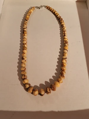 Vintage Jasper necklace 1980s - Beautiful polished jasper beaded necklace with metal clasp. Almost no signs of wear despite being vintage. The necklace length is about 52cm with smaller beads by the clasp and larger beads towards the middle.   Bundle discounts: two items 5% off (automatic) three items 10% off, five items 20% off. Message me before purchasing 3+ items for discount.