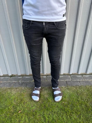 Replay jeans Anbass  - Säljer Replay Anbass jeans i mycket fint skick. Populär modell med modern passform, stretchigt material och skön komfort för vardagsbruk. Klassisk design som passar till det mesta. Väl omhändertagna och redo för ny ägare.  ✔ Modell: Replay Anbass ✔ Bra skick ✔ Bekväm passform med stretch ✔ Äkta Replay