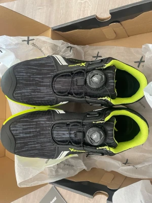 Arbetsskor •X Workwear X Speed Air Safety Sandal S1P – skyddsskor med BOA – stl 45 - •PERFEKTA FÖR SOMMAREN• Säljer ett par X Workwear X Speed Air Safety Sandal S1P i svart/neon.  Moderna och mycket bekväma skyddsskor med smart vikbar/mjuk häl, vilket gör att de kan användas både som vanliga arbetsskor och som sandaler. Utrustade med BOA-snörning för snabb och enkel justering.  ✔ Säkerhetsklass S1P ✔ Lätta och luftiga ✔ Komposittåhätta ✔ Spiktrampskydd ✔ BOA-snörsystem ✔ Kan användas både som sko och sandal  Perfekta för lastbilschaufförer, lager, industri, verkstad, bygg 