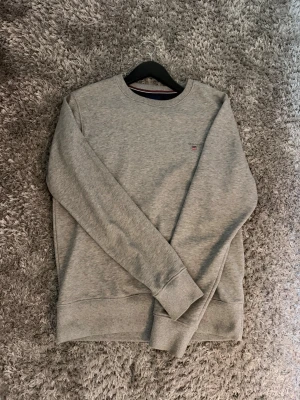 Grå sweatshirt från Gant - Snygg grå sweatshirt från Gant med liten broderad logga på bröstet. Klassisk rund halsringning och ribbade muddar vid ärmslut och nederkant. Inga defekter 