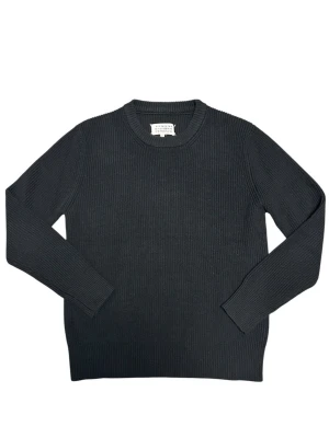 Maison Margiela Stickad Tröja - Minimalistisk svart sweater från Maison Margiela. Nästan aldrig använd då den inte passade mig. Riktigt fint skick. Skick: 9/10 Pris kan diskuteras 📦 Skickas eller möts upp