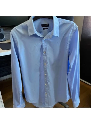 Skjorta från Zara - Snygg ljusblå skjorta från Zara i storlek M i mycket fint skick.