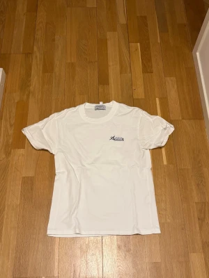 Casablanca t-shirt - Stilren Casablanca T-shirt med air trycket, Storleken är S. Kontakta mig vid fler frågor!