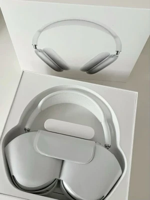 Helt nya hörlurar - Ett par riktigt clean hörlurar som e silver och vita!!! Med låda och fodral