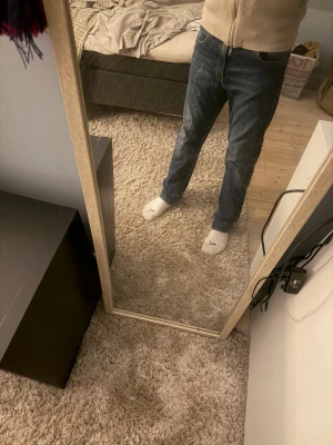Blå raka jeans i klassisk modell - Snygga blå jeans med rak passform och klassisk femficksdesign. Jeansen har normal midja och är tillverkade i ett denimtyg med lätt tvättad look. Perfekta för en avslappnad och stilren vardagsstil.