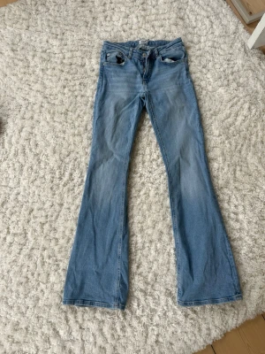 Jeans Lager 157 - Jeans från Lager 157, modellen gelet low boot! Dom är full length 💞 som man ser på sista bilden är som lite sliten längst ner men stör inte✨