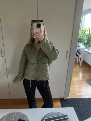 Zara jacka - Zara jacka i quiltad material, super fint skick i storlek xs!💗