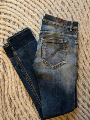 Dondup jeans - Säljer dessa ”washed” dondup jeans i modellen George. Deffekterna ser man på bilderna.