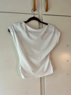 T shirt med öppen rygg  - En  jätte fin och skön t shirt med hel öppen rygg från SHEIN. Fick den nyligen men passade inte i min storlek så den är helt ny! Och är i jätte mjukt och skönt material 