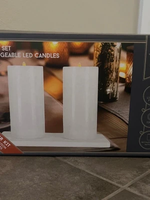 2 laddbara LED-blockljus med laddstation från North Light - Skapa en mysig och trygg känsla utan batteribyten eller sladdar! Set med 2 uppladdningsbara LED-blockljus från North Light med naturtroget flammande sken – perfekta i lyktor, fönster eller som smart närvarobelysning! Timerfunktion finns (8h på/16h av) Laddstation ingår. Laddtid ca 4 h, lystid 150–180 h/laddning. USB-kabel ingår. Oanvända i obruten förpackning! Mått: Ljus: 7,5 × 12,5 cm. Laddstation: 23,5 × 12,5 cm. Kika gärna in på mina andra annonser!