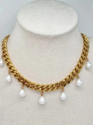 Stilfullt halsband med pärlor - Material-rostfritt stål. Guldpläterat halsband. Kedjetjocklek: 9mm. Köpt men aldrig använt.