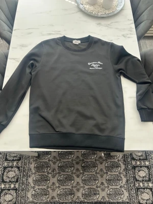 Svart sweatshirt  - Snygg svart sweatshirt i storlek s 