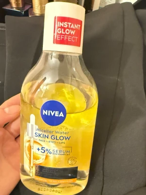 Nivea Skin Glow Micellärvatten 400ml - Nivea Skin Glow Micellärvatten med 5% serum och vitamin C ger huden lyster. Passar ansikte, ögon och läppar. Kommer i en genomskinlig plastflaska med vit kork och gul vätska. Perfekt för att rengöra och fräscha upp huden. Ungefär 300 ml kvar.