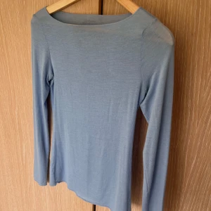 Intimissimi, boat neck ultralight tröja i modalkashmir - Långärmad tröja med boat neck i en fin tunn modalkashmir. Tröjan är i nyskick då den inte kommit till användning. Några få öglor som har gått ut lite, med erfarenhet då jag har fler färger i denna tröja vet att det är lätt hänt. Men ingenting som är ett besvär. Jättefin ljusblå färg, som på hemsidan heter: hellblau dreamy blue. Somrig och härlig kvalité nu på sommaren. Strl. S.  Nypris: 569kr